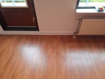 Laminaat warme houtkleur te koop ong 43m2 beschikbaar voor biedingen