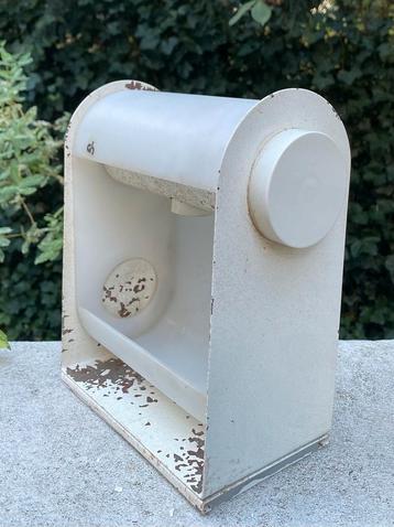 Wandlamp van metaal en kunststof beschikbaar voor biedingen