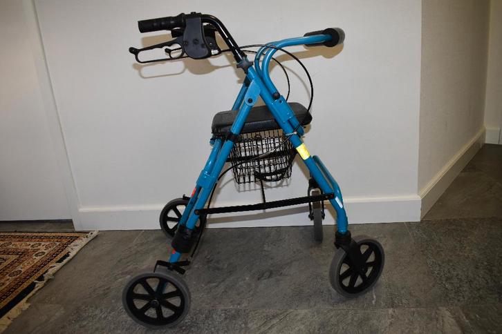rollator helemaal nagekeken, kleur blauw, Diversen, Rollators, Zo goed als nieuw, Lichtgewicht, Opvouwbaar, Ophalen