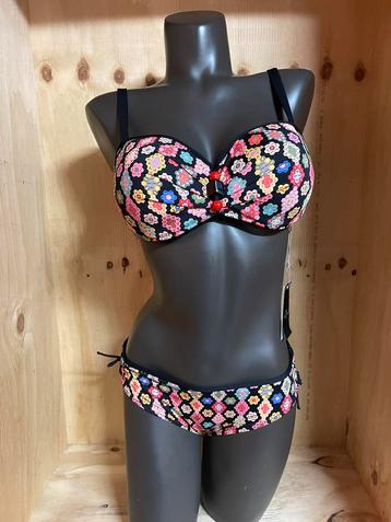 Nuria Ferrer bikini maat 42c en 44c model Desiree strapless 