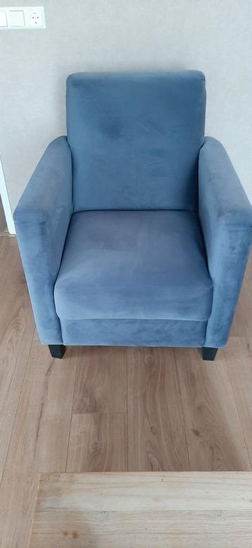 Blauwe fauteuil beschikbaar voor biedingen