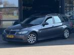 BMW 3-serie Touring 320i PANO/STLVRM/PDC/NAVI/CRUISE/CLIMA/A, Auto's, 13 km/l, 4 cilinders, Handgeschakeld, Grijs