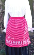 mooi ouderwets Schortje,rood,met borduursel, Carnaval, ., Ophalen of Verzenden, Zo goed als nieuw