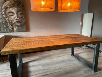 Industriële Mango Houten Eettafel beschikbaar voor biedingen