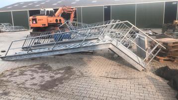 Diverse gegalvaniseerde bordestrappen 3 tot 4 m spiltrap wen beschikbaar voor biedingen