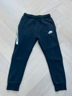 ZGAN:Zwarte Nike Tech Fleece broek maat 146-158 / 11-13 jaar, Kinderen en Baby's, Jongen, Ophalen of Verzenden, Broek, Zo goed als nieuw