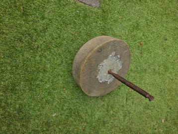 Oude Slijpsteen met As - Decoratief Tuinobject beschikbaar voor biedingen