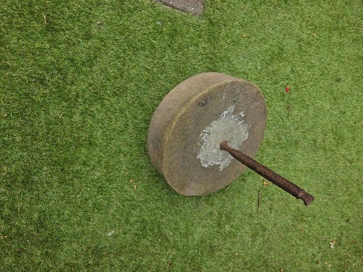 Oude Slijpsteen met As - Decoratief Tuinobject, Antiek en Kunst, Antiek | Gereedschap en Instrumenten, Ophalen