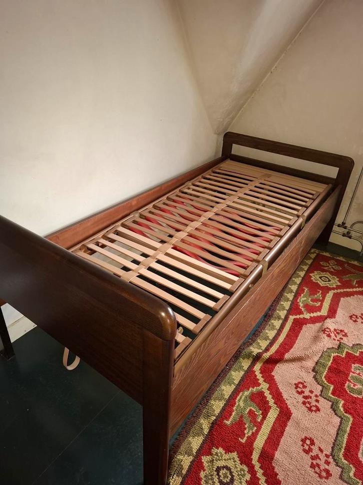 Houten eenpersoonsbed met verstelbare lattenbodem, Huis en Inrichting, Slaapkamer | Bedden, Gebruikt, Eenpersoons, 90 cm, 200 cm