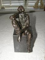 beeldje brons denkende ontspannen man op een sokkel 16 cm, Ophalen of Verzenden