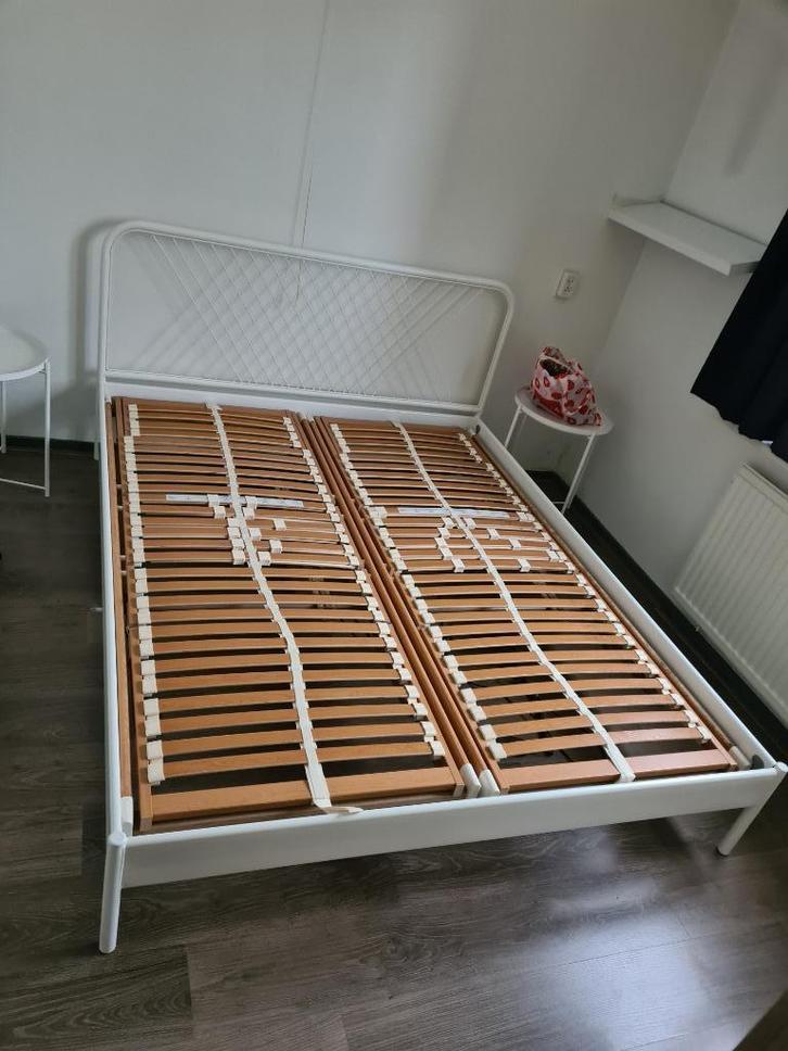 Wit metalen bed 160x200 met elektrische lattenbodems, Huis en Inrichting, Slaapkamer | Bedden, Gebruikt, Tweepersoons, 160 cm