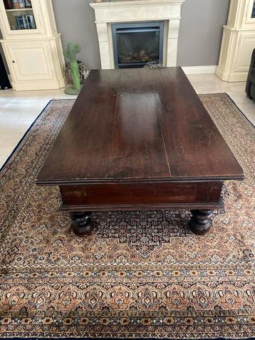 Robuuste houten indonesische salontafel met opbergruimte beschikbaar voor biedingen