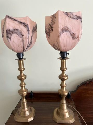 2 antieke lampen met mooie roze glazen lampenkapjes.  beschikbaar voor biedingen