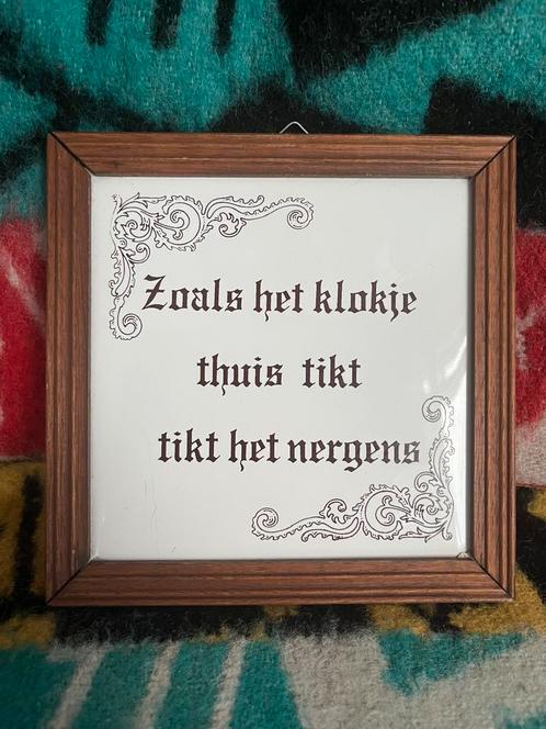 “Zoals het klokje thuis tikt tikt het nergens”, Antiek en Kunst, Antiek | Wandborden en Tegels, Ophalen of Verzenden