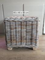 Rotan vergrijst hocker 45x45x45 cm, Huis en Inrichting, Banken | Voetenbanken en Poefen, Ophalen, Minder dan 50 cm, Vierkant, Zo goed als nieuw