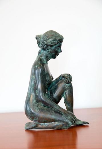 Bronzen beeld – Zittende vrouw – 20 cm beschikbaar voor biedingen