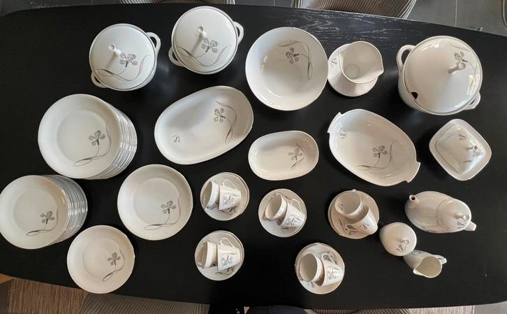 Vintage porseleinen sevies in zeer goede staat., Antiek en Kunst, Antiek | Servies compleet, Ophalen