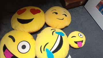 Emoji kussentjes beschikbaar voor biedingen