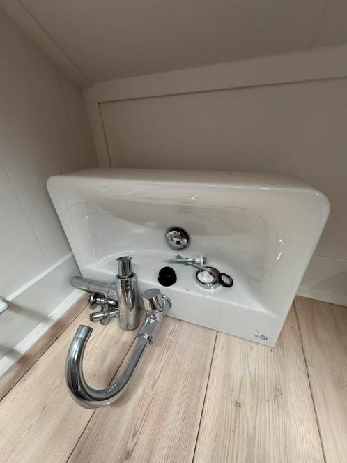 Complete wastafel met kraan, sifon en toebehoren – compleet, Huis en Inrichting, Badkamer | Complete badkamers, Zo goed als nieuw