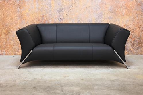 NIEUW beklede zwarte leren Rolf Benz 322 design bank, Huis en Inrichting, Banken | Bankstellen, Zo goed als nieuw, Rechte bank