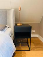 Nachtkastje VIKHAMMER zwart, Huis en Inrichting, Slaapkamer | Nachtkastjes, Ophalen, Minder dan 45 cm, 55 tot 70 cm, Zo goed als nieuw