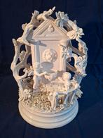 Porseleinen beeld van putti's in een prieeltje met fontein, Ophalen of Verzenden