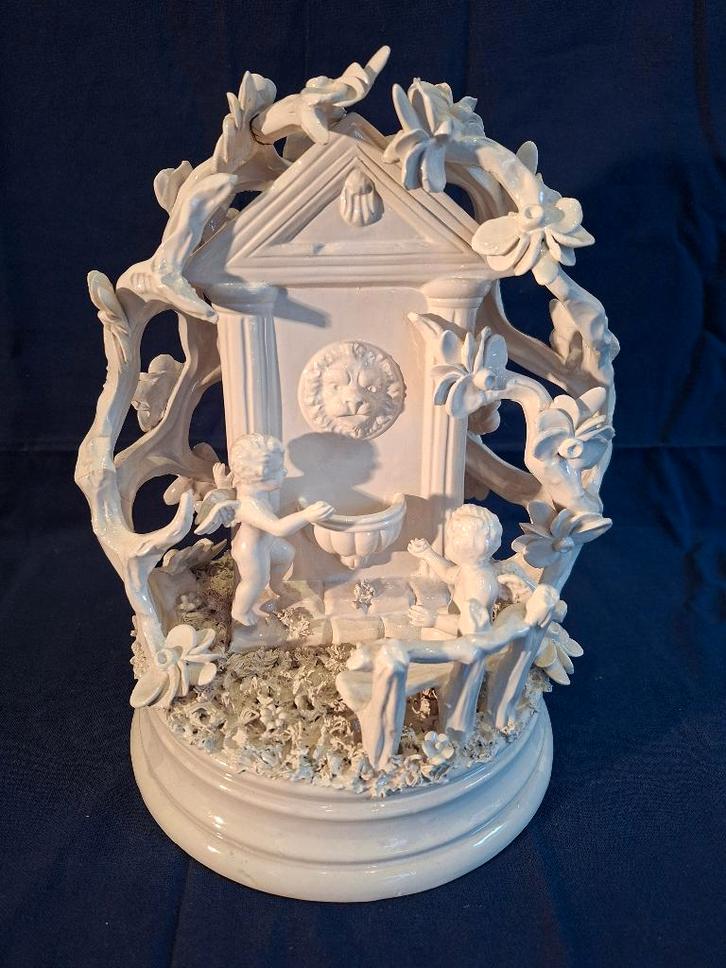 Porseleinen beeld van putti's in een prieeltje met fontein, Antiek en Kunst, Curiosa en Brocante, Ophalen of Verzenden