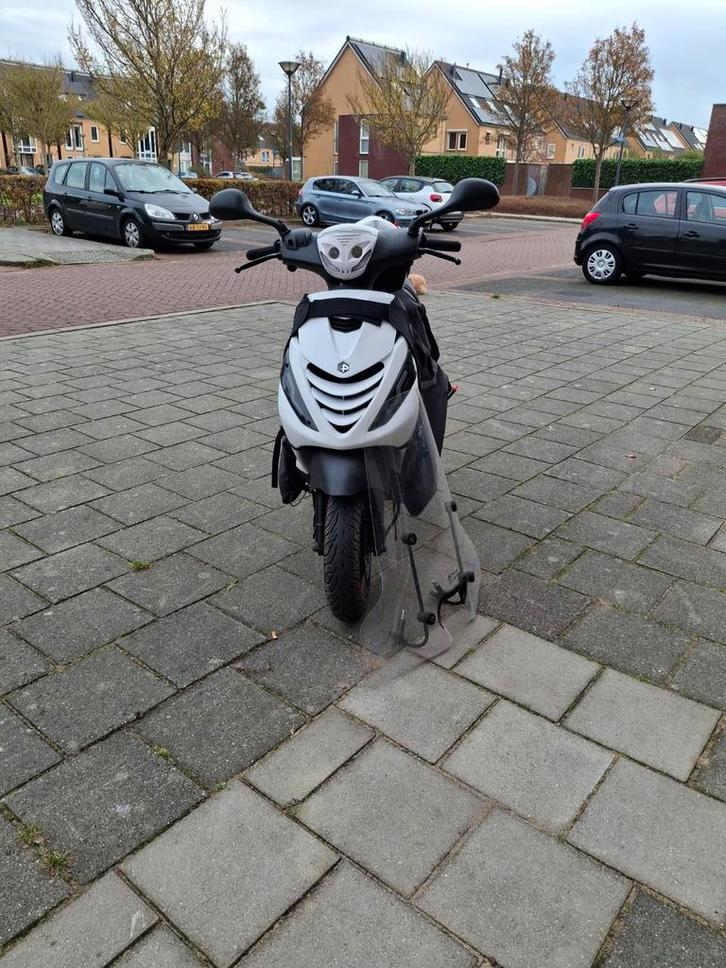 Zip 4t 50cc 2v brom kenteken, Fietsen en Brommers, Scooters | Piaggio, Zo goed als nieuw, Zip, Benzine, Ophalen