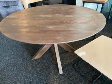 Tafel rond 130 cm matrix poot noten kleur massief hout beschikbaar voor biedingen