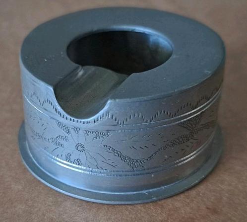 Mooi gedecoreerd Bangka tinnen asbakje, 5,5 x 2,5 cm, Antiek en Kunst, Antiek | Tin, Ophalen