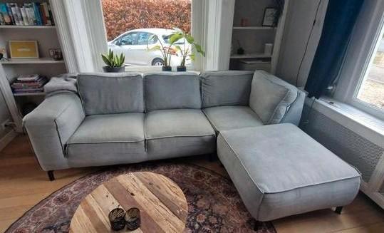 Lichtgrijs katoen gestoffeerde driezits bank incl hocker, Huis en Inrichting, Banken | Sofa's en Chaises Longues, Gebruikt, 200 tot 250 cm