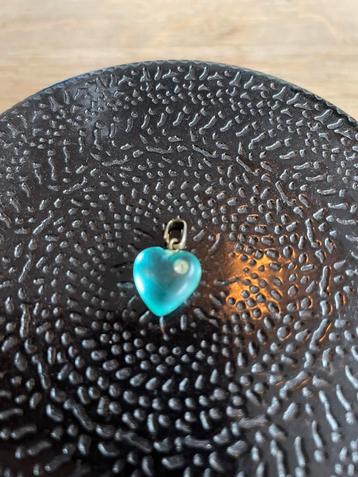Schattig vintage aquamarijn kleurig hartje met strass beschikbaar voor biedingen