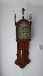 ANTIEKE  FRIESE STAARTKLOK MET HOUTEN POPPEN, Antiek en Kunst, Ophalen