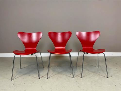 3 Fritz Hansen vlinderstoelen 7 series Arne Jacobsen vintage, Huis en Inrichting, Stoelen, Gebruikt, Drie, Hout, Metaal, Rood