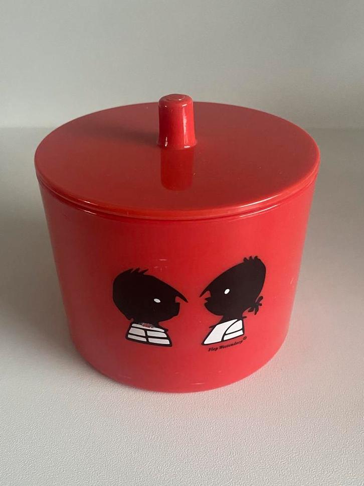 Rood kunststof potje met deksel van Jip en Janneke., Verzamelen, Spaarpotten, Zo goed als nieuw, Strip- of Tekenfilmfiguur, Kunststof