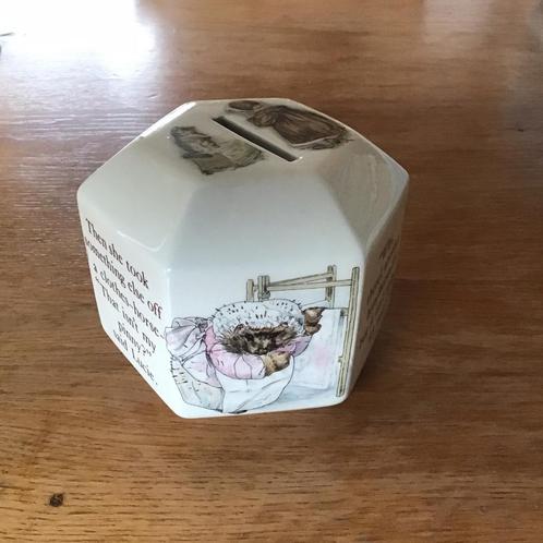 Mrs Tiggy Winkle zeshoekig spaarpot Beatrix Potter porselein, Huis en Inrichting, Keuken | Servies, Nieuw, Wedgwood, Porselein