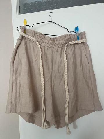 Korte linnen broek beschikbaar voor biedingen