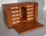Ladenkast hout met beslag 1:12, Verzamelen, Poppenhuizen en Toebehoren, Ophalen of Verzenden, Gebruikt, Decoratie