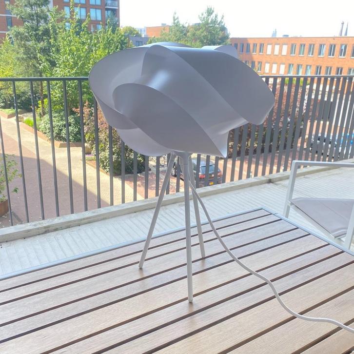 Umage Tripod Mini + Ribbon Mini – Scandinavische tafellamp s, Huis en Inrichting, Lampen | Tafellampen, Zo goed als nieuw, Minder dan 50 cm