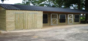 Mooie paardenstal met berging en overkapping beschikbaar voor biedingen