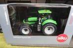 Siku Deutz Fahr Agrotron 235 tractor in Vitrinebox, Hobby en Vrije tijd, Modelauto's | 1:32, Ophalen of Verzenden, SIKU, Zo goed als nieuw