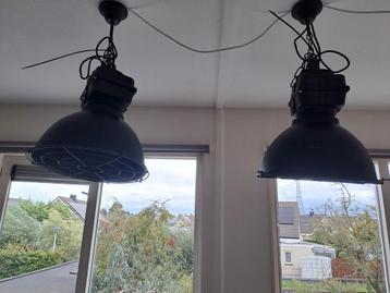 2 stalen zwarte lampen. beschikbaar voor biedingen