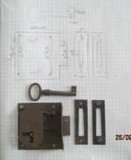 Antiek meubelslot met sleutel, Antiek en Kunst, Antiek | Gereedschap en Instrumenten, Ophalen of Verzenden