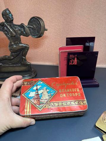 Vintage Sovjet Snoepdoos - "Feest van de Grote Oktober" beschikbaar voor biedingen