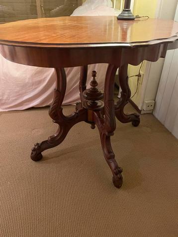 Antiek Tafeltje met Prachtige Details beschikbaar voor biedingen