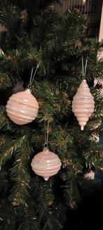 17x Glazen wit parelmoer ab regenboog kerstballen ribbels, Ophalen, Nieuw