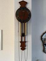 Wandklok met Slinger en Gewichten, Ophalen