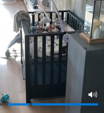 Mat bruine/zwart baby box met lades beschikbaar voor biedingen