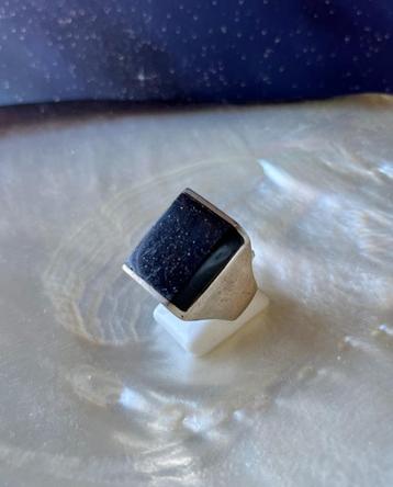 Mooie zilveren ring, zegelring. donkerpaars gespikkeld beschikbaar voor biedingen