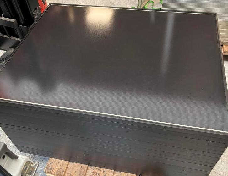 18 Zonnepanelen set met omvormer en onderconstructie, Doe-het-zelf en Verbouw, Elektra en Kabels, Zo goed als nieuw, Overige typen